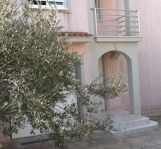 招待所 And Santini 3*